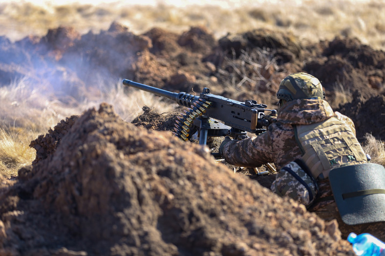 Ukraińscy żołnierze podczas treningu strzeleckiego w Zaporożu z bronią wyprodukowaną w USA, 4 marca 2023 r.