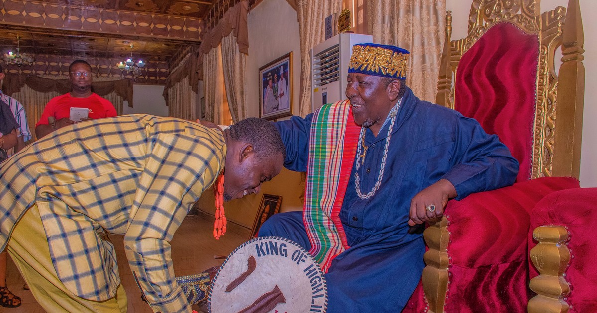 Life Beer visits Eze-Imo Palace, reiterates commitment to Youth empowerment - Vimarsana News