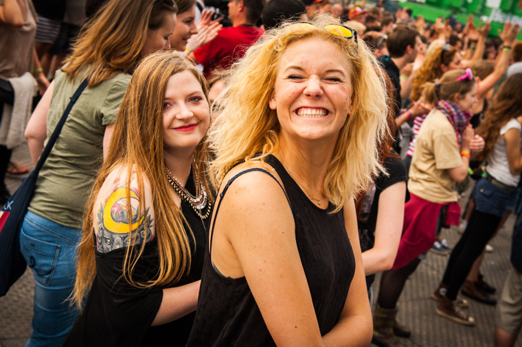 Publiczność pod sceną na festiwalu Heineken Open'er (fot. Monika Stolarska/Onet)