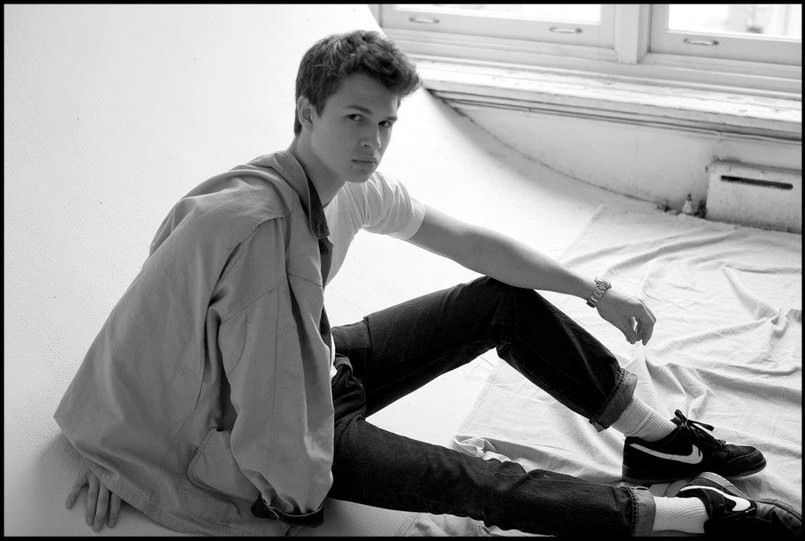 Ansel Elgort (rocznik 1994) jest nie tylko amerykańskim aktorem, ale też producentem muzycznym i DJ-em o pseudonimie "Ansølo". Na dużym ekranie widzieliśmy go już w tak głośnych produkcjach, jak "Carrie", "Niezgodna" oraz "Gwiazd naszych wina"