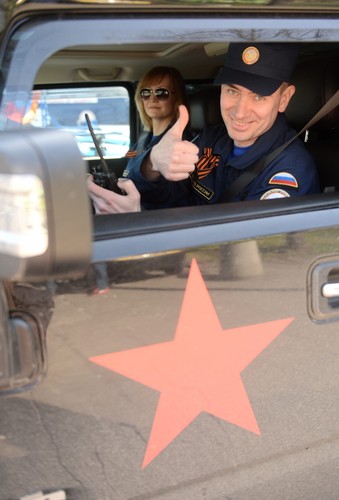 Uczestnicy rosyjskiego rajdu samochodowego 'Drogami Chwały'