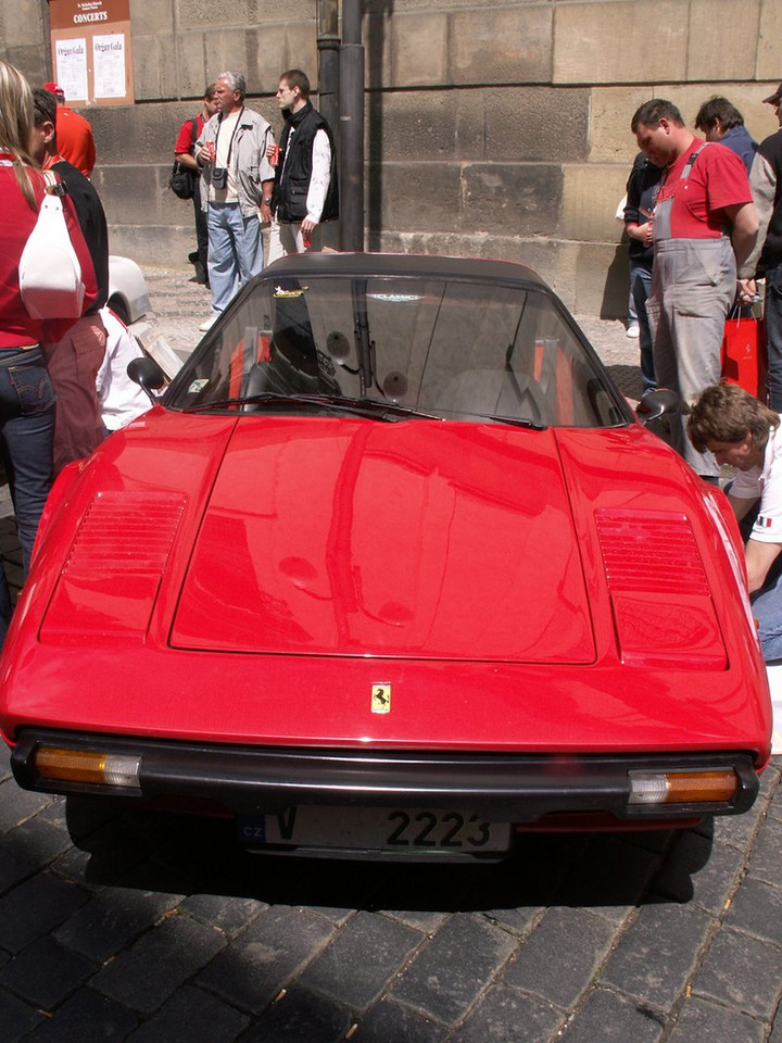 Pięćdziesiąt aut Ferrari: światowa sztafeta w Pradze!