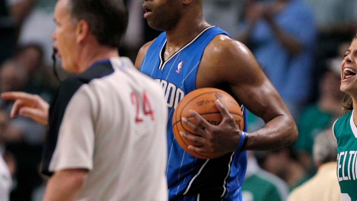 Seria dwóch porażek Orlando Magic we własnej hali zakończona. Wygrali z Memphis Grizzlies 89:72. Marcin Gortat spędził na boisku 22 minuty, zdobył osiem punktów i miał cztery zbiórki. Pierwszej przegranej w tym sezonie doznali natomiast New Orleans Hornets, którzy przegrali w Dallas 95:98.