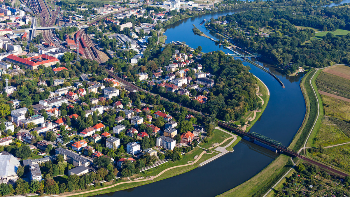 Obniżenie podatków, zwolnienie z opłat i ich ujednolicenie – ratusz ma gotowe projekty uchwał dla nowych mieszkańców Opola. Projekty trafią na najbliższą wrześniową sesję rady miasta.