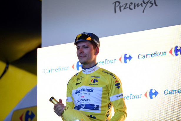 Zwycięzca 2. etapu i lider kolarskiego wyścigu 78. Tour de Pologne, Portugalczyk Joao Almeida z grupy Deceuninck-Quick Step na podium w Przemyślu