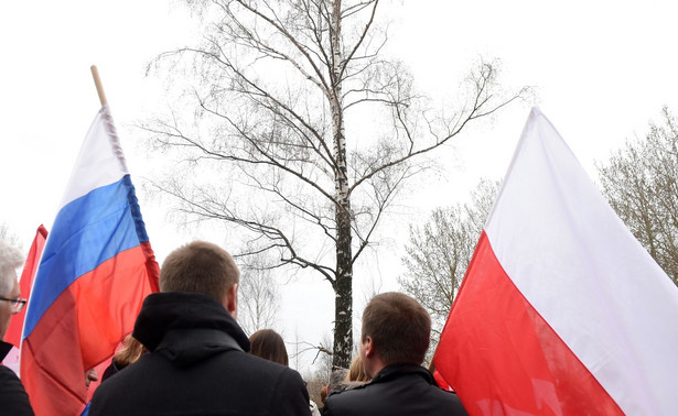 Polska delegacja w Smoleńsku oddała hołd zmarłym. "Ta brzoza to dla mnie fikcja. Myślę, że jestem tu po raz ostatni"