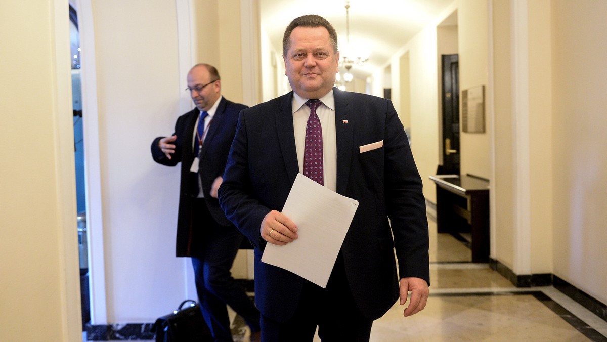 Jestem gotowy podać się do dymisji, jeśli to miałoby poprawić bezpieczeństwo w Polsce – zapewnił wiceminister spraw wewnętrznych Jarosław Zieliński, nadzorujący w resorcie służby mundurowe, w tym BOR. Uważa jednak, że stałoby się "dokładnie odwrotnie".