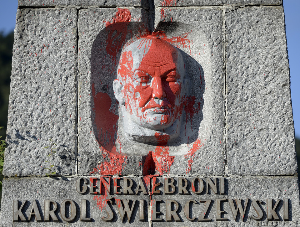 Zniszczono pomnik Karola Świerczewskiego