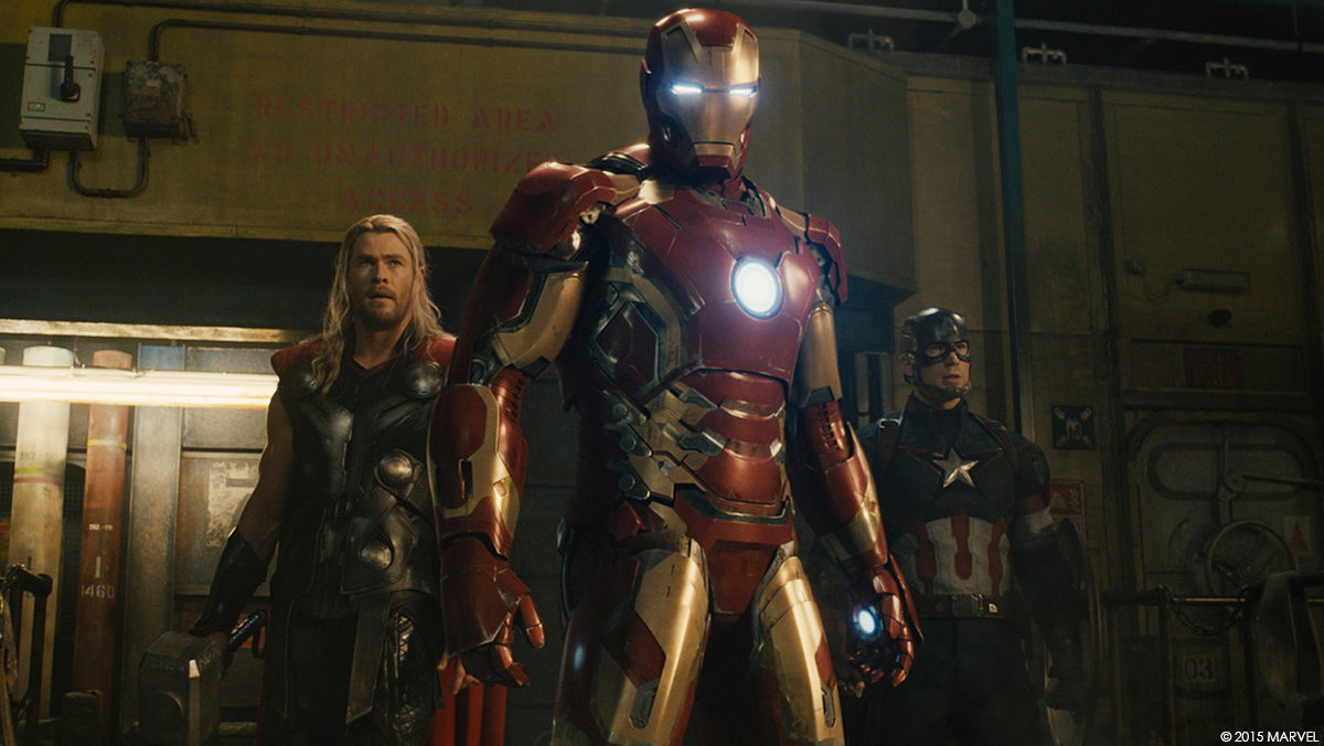 „Avengers: Czas Ultrona” Jossa Whedona dostarcza dokładnie tego, czego można było się po tym filmie spodziewać – znanych i lubianych twarzy, efektownej rozrywki, błyskotliwych dialogów, pamiętnych scen akcji i atrakcji oraz wielu nawiązań do uniwersum Marvela.