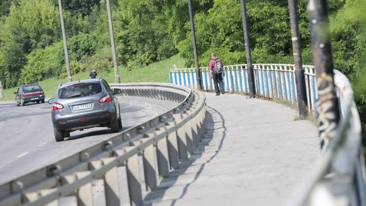 Barierki mają stanąć we wtorek - zapowiada magistrat. Z ruchu wyłączony będzie jeden z dwóch wiaduktów nad wąwozem dzielącym Czuby i LSM - informuje "Dziennik Wschodni".