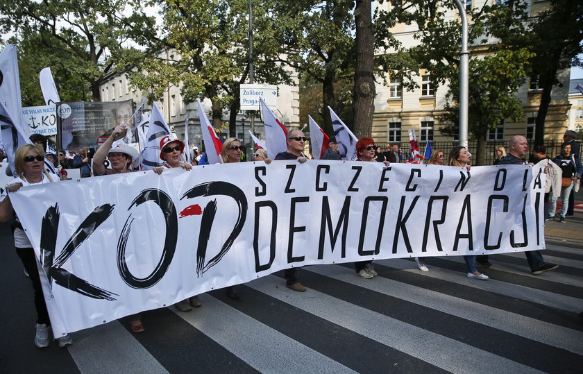 Ostre słowa Michnika podczas marszu KOD: trzeba odsunąć rząd od władzy