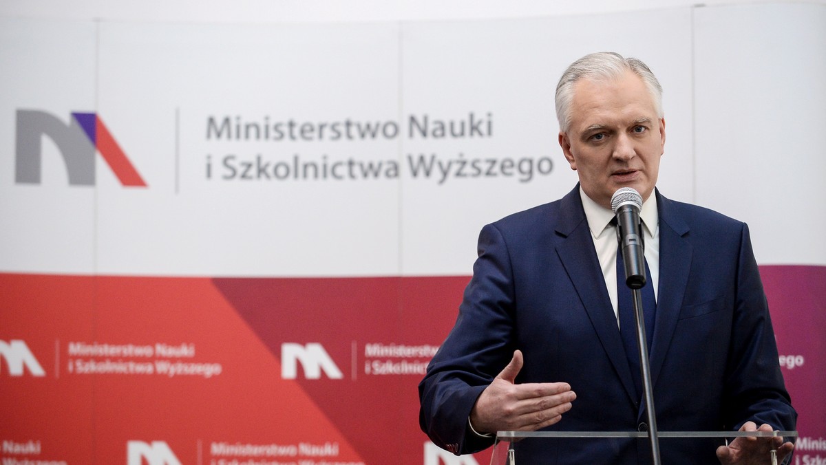 W Ministerstwie Nauki trwają prace nad zmianami w programie "Studia dla wybitnych". Szef resortu Jarosław Gowin obawia się, że Polska może stracić najzdolniejszych studentów. Proponuje, by w zamian sprowadzać najlepszych wykładowców ze świata – pisze "Dziennik Gazeta Prawna".