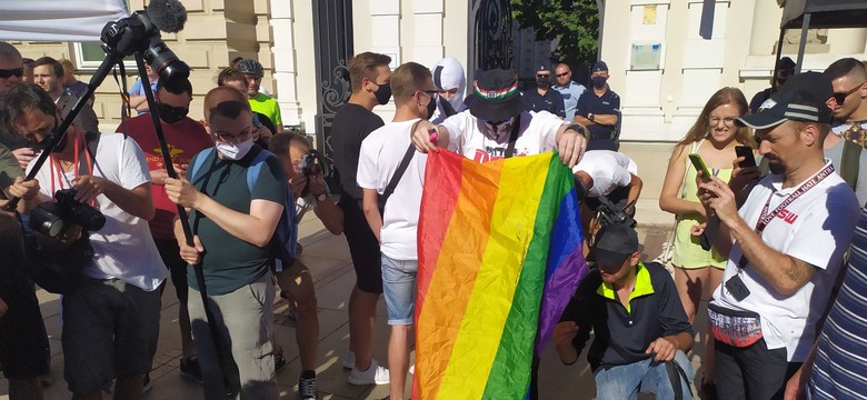 Manifestacja środowisk narodowych i kontrmanifestacja LGBT. Kordon policji rozdzielał obie grupy