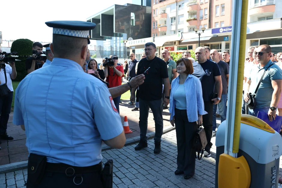 Sindikalci budžetskih radnika pred zgradom Vlade RS