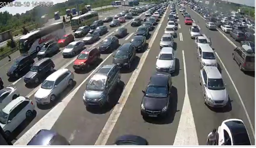 Na graničnom prelazu Batrovci slična situacija je i na izlazu i ulazu u Srbiji, oko sat vremena se čeka