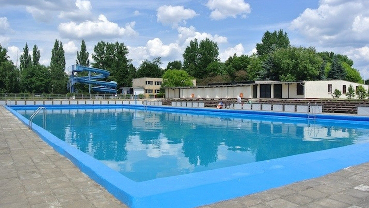 Po remoncie basen w parku Kasprowicza jest już gotowy do użytku! W zaledwie miesiąc udało się wyremontować niecki basenów, szatni, chlorowni, chodników, barierek i pryszniców. W ramach inwestycji wymieniono również siedziska na trybunach.