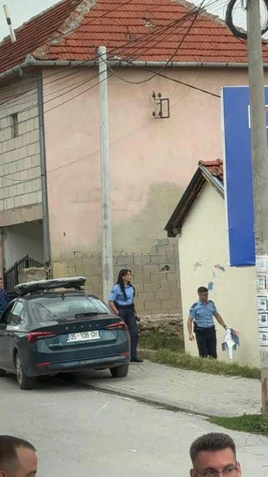 Gornje Kusce pripadnici kosovske policije cepali plakate sa srpskom trobojkom