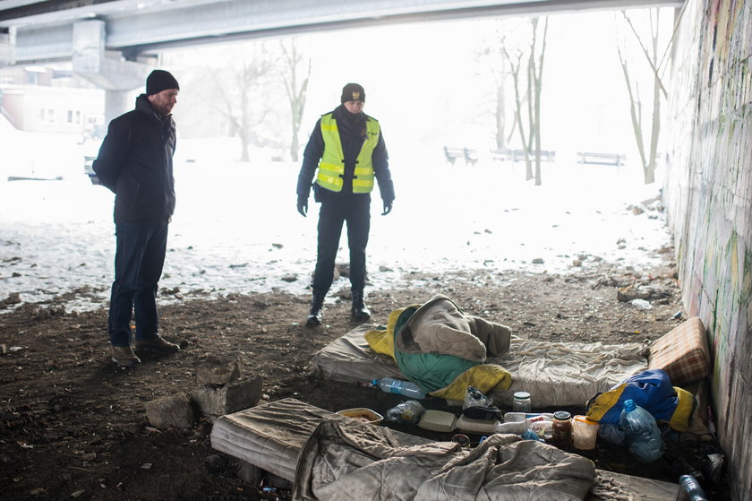 Strażnicy miejscy pomagają bezdomnym