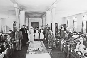 Szpital utworzony przez Polski Czerwony Krzyż na terenie wyzwolonego obozu, 1945 r.