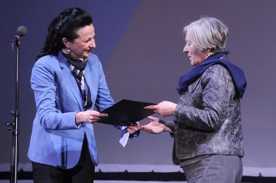 Dubravka Lakić uručila je posebno priznanje za produkciju Veri Robić Škarica