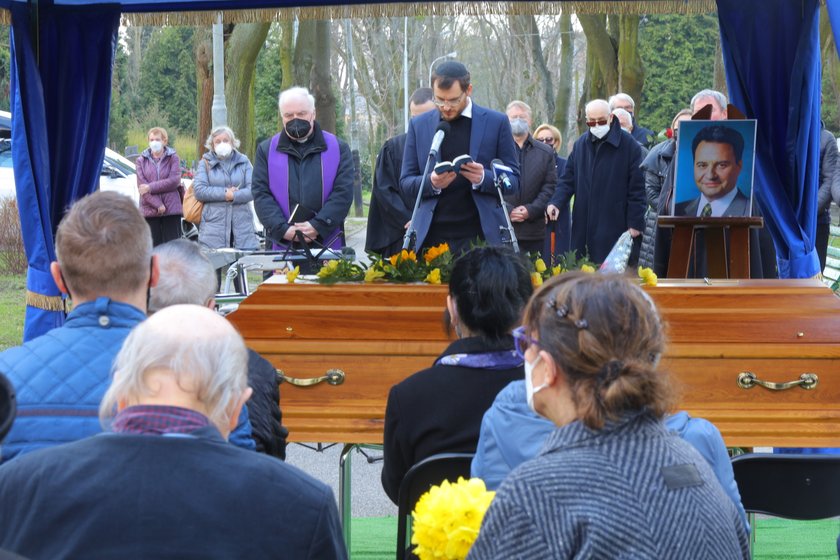 Rabin Dawid Szychowski śpiewa w języku hebrajskim psalm 91