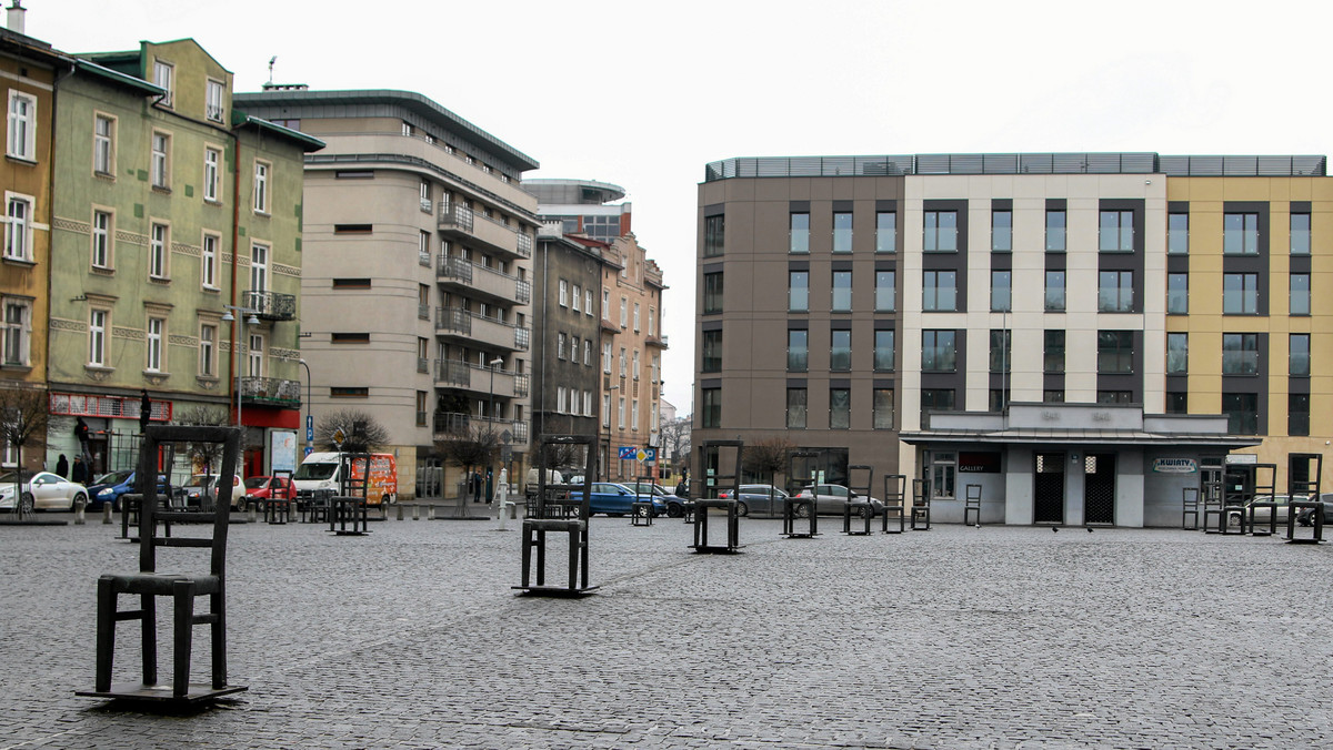 Zmieniał swoją nazwę i funkcję kilkukrotnie. Był świadkiem dramatycznych wydarzeń. Plac Bohaterów Getta to niepozorne, ale bardzo ciekawe i warte odwiedzenia miejsce na mapie Krakowa.