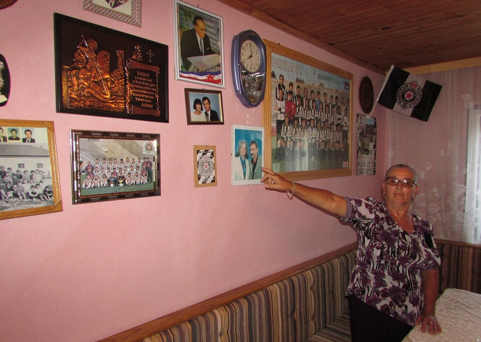 Dragica pokazuje zid sa uspomenama