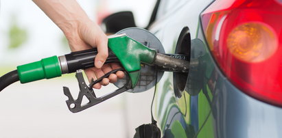 Na razie ceny paliw na stacjach nie wzrosną. Co trzeba zrobić, by płacić mniej?