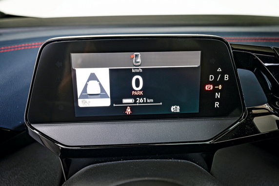 Kierowca ID.4 ma przed sobą minimalistyczny wyświetlacz. Ma to swoje zalety: pokazuje tylko niezbędne informacje w prostej formie i w niewielkim stopniu odciąga uwagę od drogi. Ale klientom zapewne bardzie spodobają się znacznie efektowniejsze wirtualne "zegary" Hyundaia.
