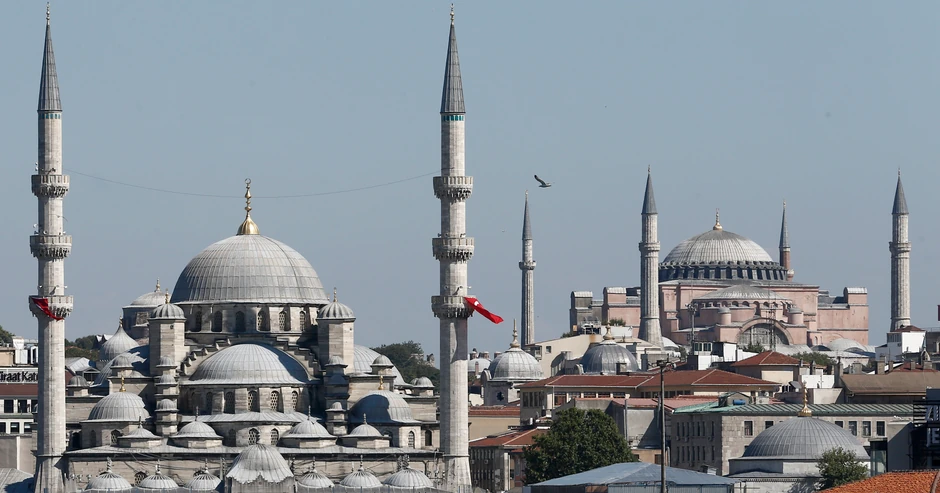 Džamija Jeni (L) i Aja Sofija u Istanbulu