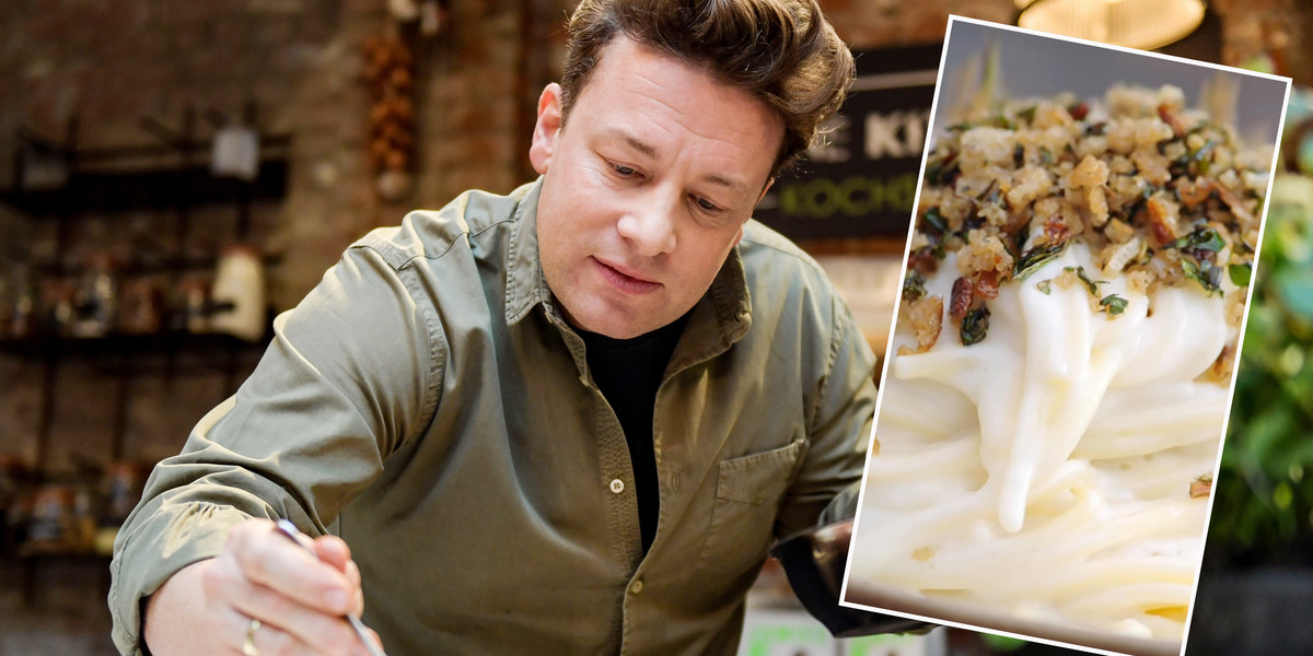 Do makaronu z sosem serowo-kalafiorowym Jamie Oliver dodaje pyszną i chrupką posypkę.