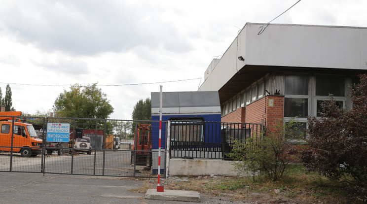 A műhelyben a CNC marógéppel dolgozott a diák, amikor valami kirepülhetett a masinából. Nem tudtak rajta segíteni / Fotó: Grnák László