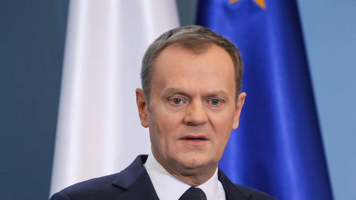 Premier Donald Tusk oświadczył dzisiaj, że "nad polsko-rosyjskimi relacjami wisi jak cień fakt, że Rosja zwleka z oddaniem wraku Tu-154M". Dodał, że po stronie rosyjskiej nikt nie może mieć wątpliwości, że dla polskiego rządu ta sprawa ma naprawdę istotne znaczenie. Kilka godzin później, w Monachium, Radosław Sikorski zapowiedział, że będzie nadal naciskać na Rosję w tej sprawie.