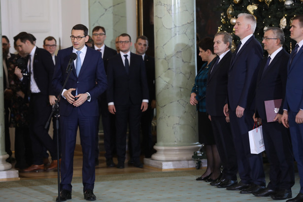 Warszawa, 09.01.2018. Premier Mateusz Morawiecki (L) przemawia po wręczeniu nominacji nowym członkom rządu, 9 bm. w Pałacu Prezydenckim w Warszawie. (awa) PAP/Rafał Guz