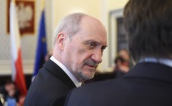 Testy broni elektromagnetycznej na Polakach? Oto, co dokładnie powiedział Macierewicz