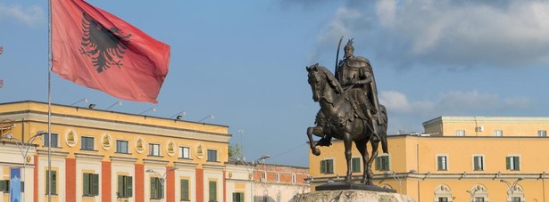 Postkomunistyczna Albańska Partia Socjalistyczna premiera Ramy jest skłócona z Albańską Partią Demokratyczną od czasu upadku komunizmu w Albanii przed prawie trzema dekadami.