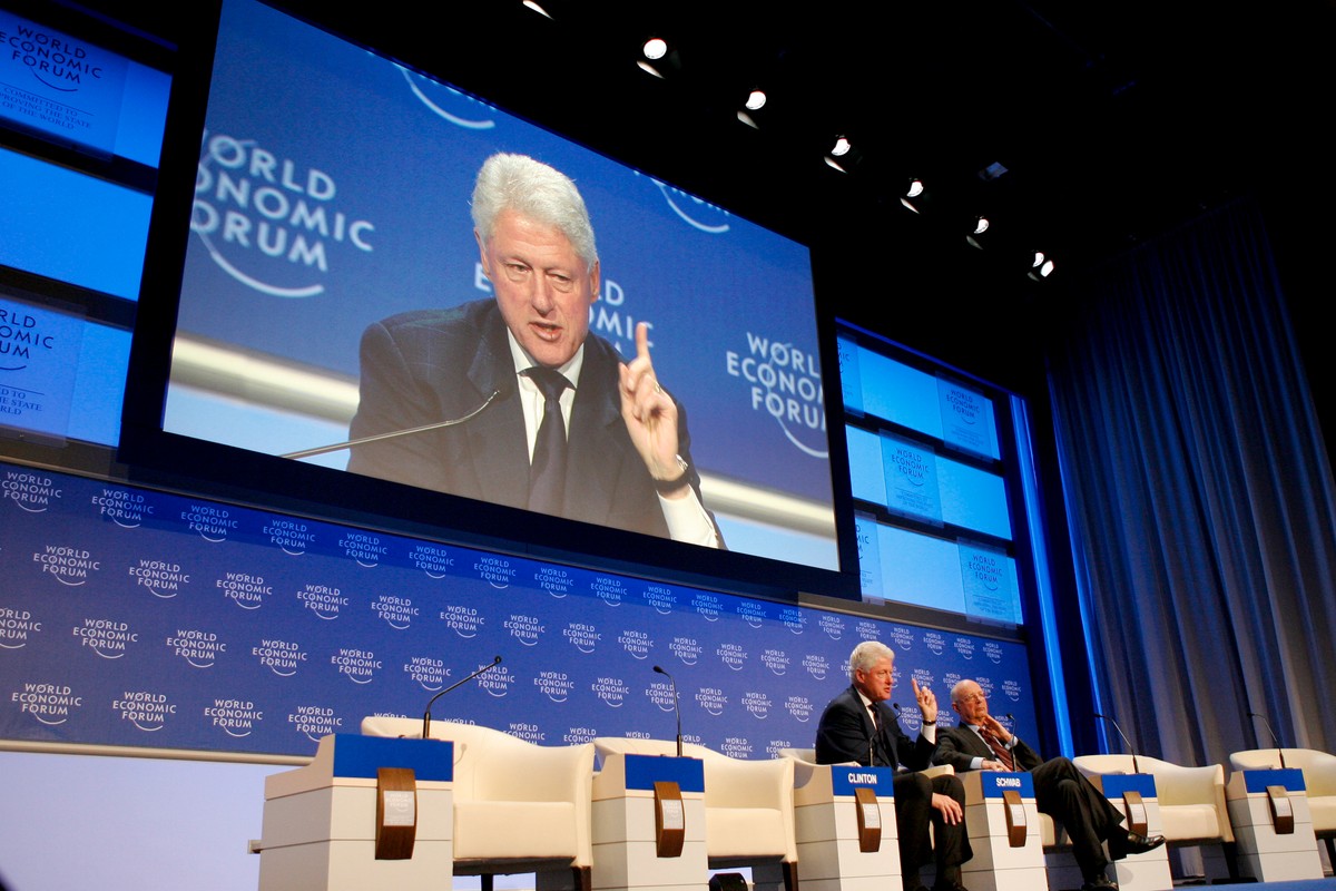 Bill Clinton, były prezydent USA, na telebimie