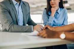 Deregulacyjne kroki w przód, regulacyjne w tył [Komentarz]