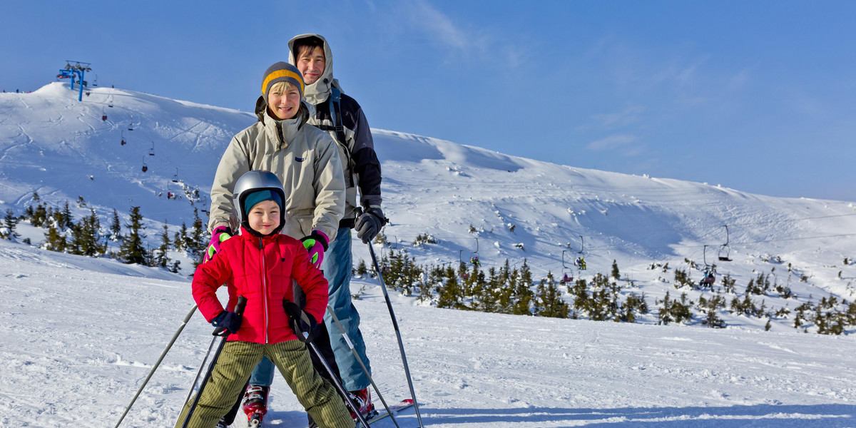 Jazda na nartach to dużo więcej niż tylko dobra zabawa. Podczas jazdy wzmacniamy mięśnie i jesteśmy lepiej dotlenieni 