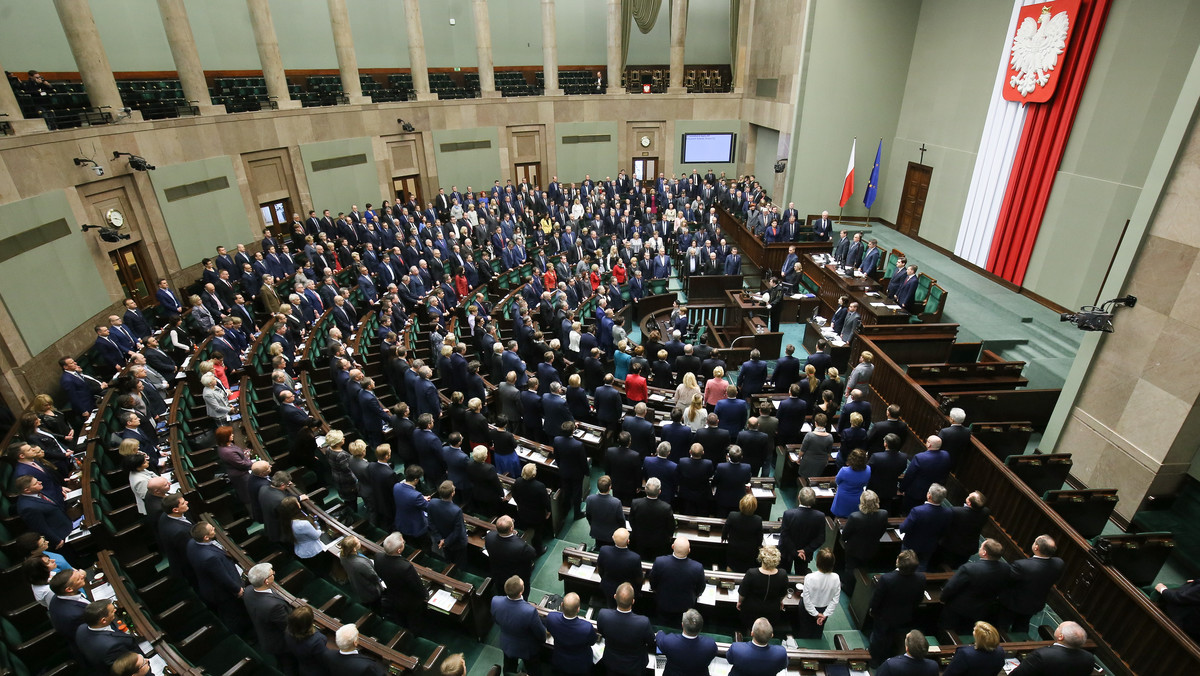 Możliwość otrzymania na trzy lata zgody na cykliczne organizowanie zgromadzeń w tym samym miejscu i brak możliwości organizacji konkurencyjnego zgromadzenia w tym samym miejscu - zakłada nowelizacja ustawy Prawo o zgromadzeniach, którą dzisiaj uchwalił Sejm.