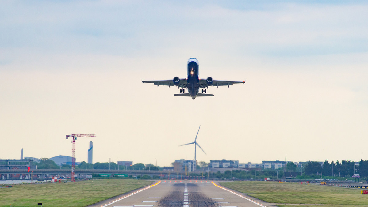 Do niebezpiecznego zdarzenia doszło w piątek na lotnisku w Bogocie. Airbus A300B4F miał właśnie startować, kiedy doszło do eksplozji jego silnika. Elementy maszyny upadły na ziemię.