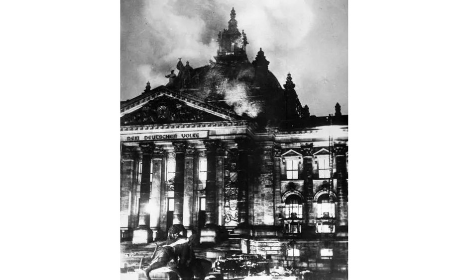 Reichstag trawiony pożarem, 1933 r.