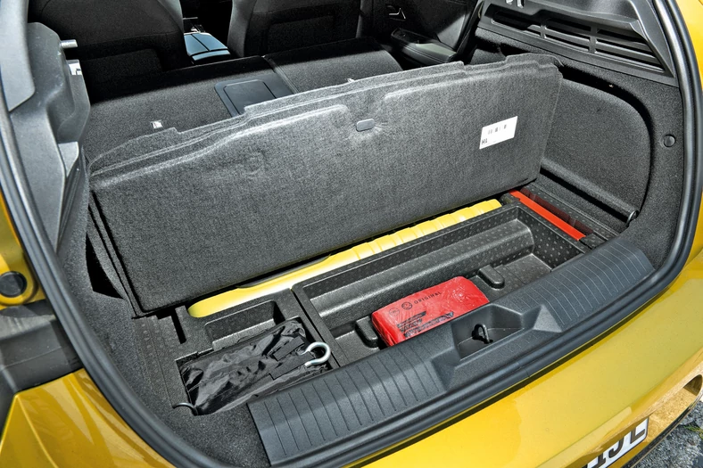 W nowym Oplu Astrze podwyższony poziom podłogi w połączeniu z moderacją schowków zmniejsza katalogową pojemność bagażnika o 70 litrów względem wersji spalinowej bez komponentu elektrycznego.