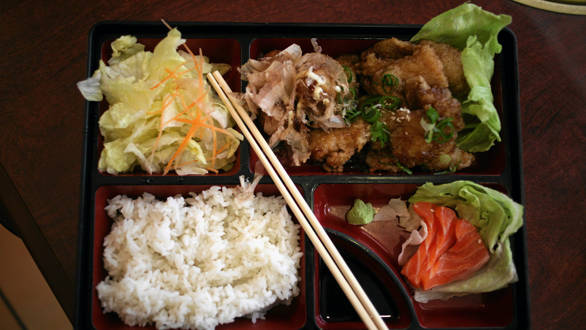 Jak powinien wyglądać stół wigilijny? Czy powinny dominować potrawy tradycyjne, czy nowoczesne? Białostoczanie nie wykluczają, że oprócz pierogów czy karpia, w Wigilię sięgną po dania kuchni japońskiej, na przykład sushi - czytamy na stronie Radia Białystok.