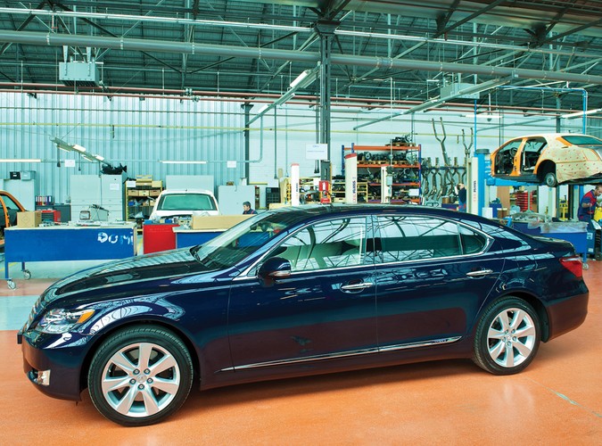 Specjalnie przygotowana 'otwarta' wersja Lexusa LS 600h L będzie oficjalnym królewskim pojazdem nowożeńców podczas ceremonii zaślubin jego wysokości księcia Monako Alberta II z panną Charlene Wittstock, która odbędzie się w sobotę, 2 lipca 2011 r.