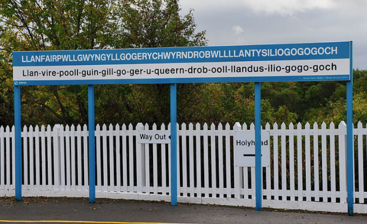 Llanfairpwllgwyngyllgogerychwyrndrobwllllantysiliogogogoch - Veľká Británia