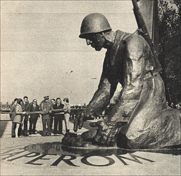 "8 maja 1975 - odsłonięcie pomnika Chwała Saperom - zdjęcie (skan) pochodzi z tygodnika Stolica nr 20 (1432) 18.05.1975