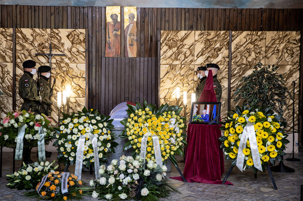 Poznań, 27.04.2020. Uroczystości pogrzebowe o charakterze państwowym byłej minister edukacji i wieloletniej posłanki SLD Krystyny Łybackiej na cmentarzu Miłostowo w Poznaniu, 27 bm. Zmarła 20 bm. wieczorem w poznańskim szpitalu. Miała 74 lata. (kf) PAP/Paweł Jaskółka