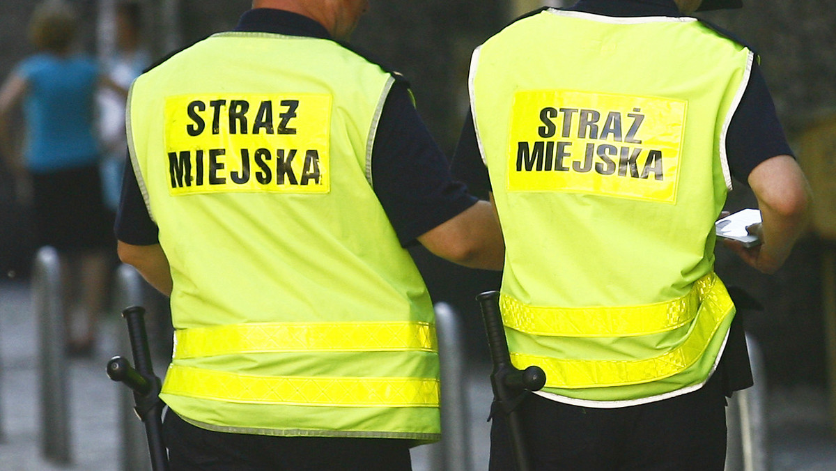 Dzięki czujności strażników miejskich nie doszło do tragedii. Gdy funkcjonariusze zauważyli w nocy ogień wydobywający się z jednego z pustostanów w Warszawie, wezwali straż pożarną, a sami weszli do budynku. W środku znaleźli śpiącego mężczyznę. Właściwie w ostatniej chwili wynieśli go na zewnątrz, ratując mu tym samym życie.