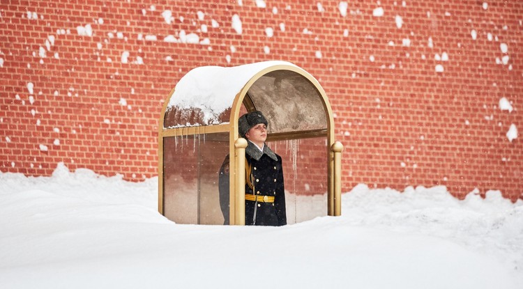 Az orosz díszőrség egyik tagja az ismeretlen katona sírhelyénél a Kremlin mellett február 13-án